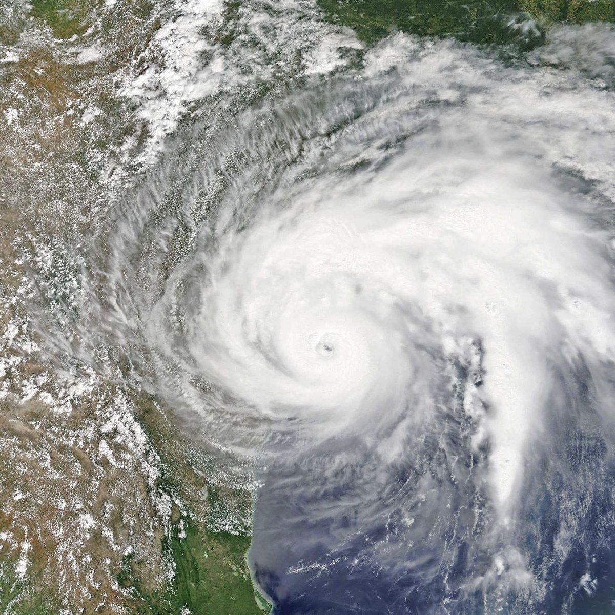 El ojo de la tormenta Harvey se sitúa en Golfo de México y se aleja de la costa