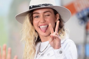 Miley Cyrus enciende a Instagram con una foto recién levantada y desnuda