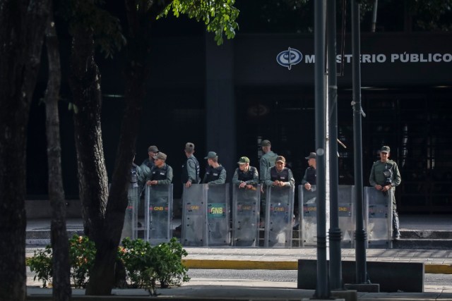 Sede principal del Ministerio Público (MP) en Caracas, tomada por parte de un contingente de la Guardia Nacional Bolivariana que mantiene rodeada la institución. EFE/Miguel Gutiérrez