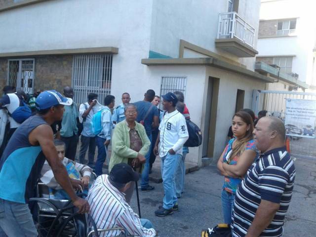 Foto:Pacientes renales protestan frente al Seguro Social de La Guaira  / La Verdad de Vargas 