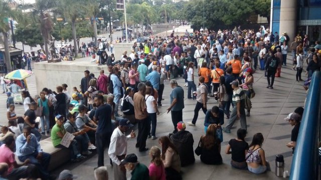 Opositores concentrados en Parque Cristal para iniciar marcha hasta la AN / Foto: @MoisesCarvalloP