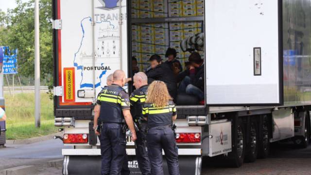 Foto: Policía holandesa encuentra 11 refugiados escondidos en camión refrigerador / nos.nl 