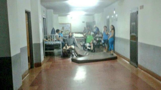 Pacientes del Hospital Clínico Universitario protestaron a las puertas del quirófano / Foto:? @ArmandoAltuve 
