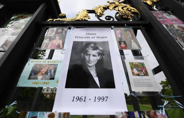 Tributos en homenaje a la princesa Diana de Gales, son colocados a las puertas del Palacio de Kensington en Londres / ANDY RAIN EFE