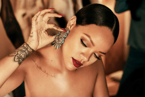 ¡Como una garota! Rihanna impresiona con su look para carnaval de Barbados