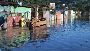 Más de 40 familias afectadas por la crecida del Río Tuy #7Ago (fotos)