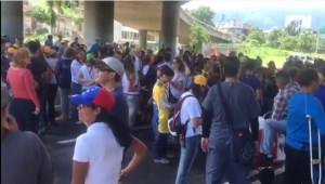 Manifestantes se concentran en el Distribuidor Santa Fe para marchar hasta la AN #4Ago