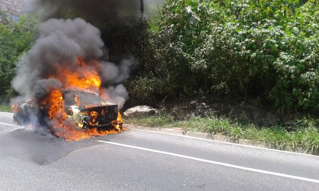 Reportan un vehículo incendiado en la autopista Caracas - La Guaira / Foto: @diagon26