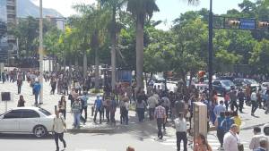 Caraqueños salieron a la calle tras registrarse sismo #30Ago (Fotos y Video)