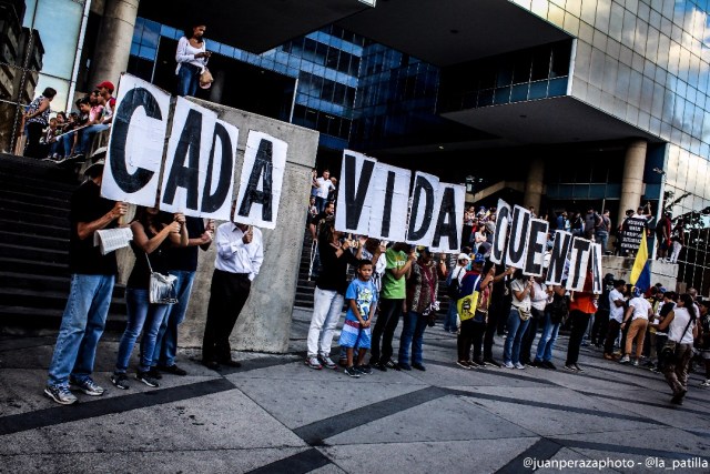 Opositores caminaron en honor a los caídos y presos políticos (Foto: Juan Peraza / LaPatilla)