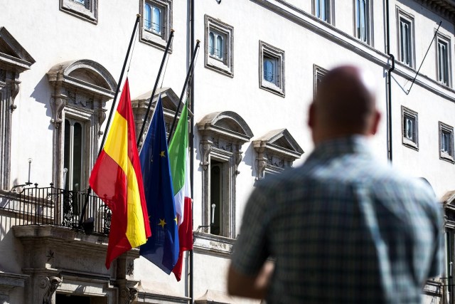 IE02 ROMA (ITALIA) 18/08/2017.- Las banderas de España, la Unión Europea e Italia ondean a media asta en la entrada del Palacio Chigi en Roma (Italia), hoy 18 de agosto de 2017, en señal de luto por el atentado perpetrado este jueves en las Ramblas de Barcelona. El grupo yihadista Estado Islámico (EI) reivindicó la autoría del atentado, que ha causado 13 muertos y 80 heridos, según informó su agencia afín, Amaq. EFE/Angelo Carconi