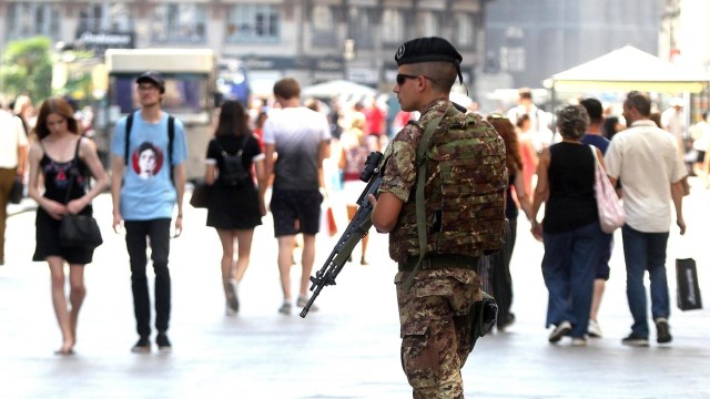 IT02 MILÁN (ITALIA) 18/08/2017.- Un soldado del Ejército italiano patrulla en Milán (Italia) hoy, 18 de agosto de 2017 tras el atentado perpetrado este jueves en las Ramblas de Barcelona, que dejó al menos 13 fallecidos y más de 100 heridos. EFE/Matteo Bazzi
