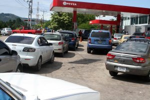 Colas interminables… Estaciones de gasolina en Nueva Esparta sin combustible (video)