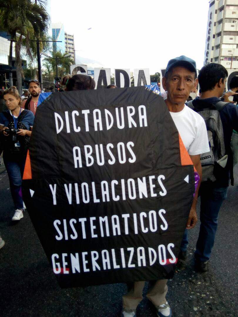 Dictadura, abusos y violaciones: El mensaje del señor del papagayo en la protesta de este #30A