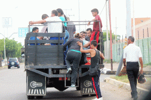 En Zulia camiones desplazan a los autobuses del transporte público