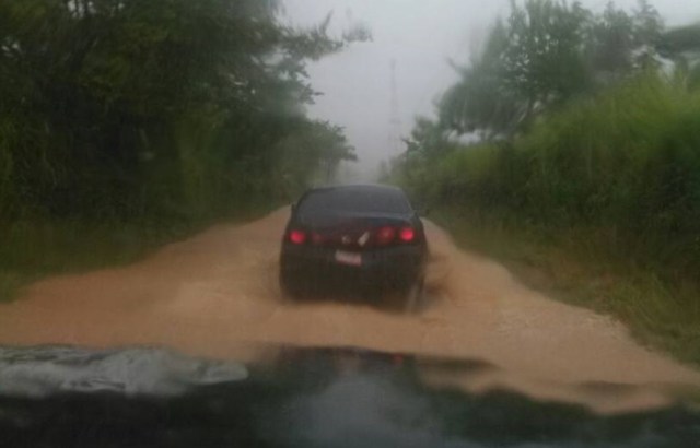 Colapsada carretera Caucagua - Río Chico // Foto @galindojorgemij