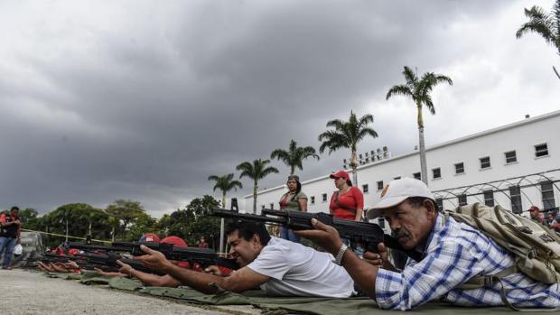 Civiles participan en maniobras militares, este sábado en Caracas - AFP