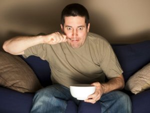 ¡Entérate!… Estos son los cinco peligros de comer frente al televisor