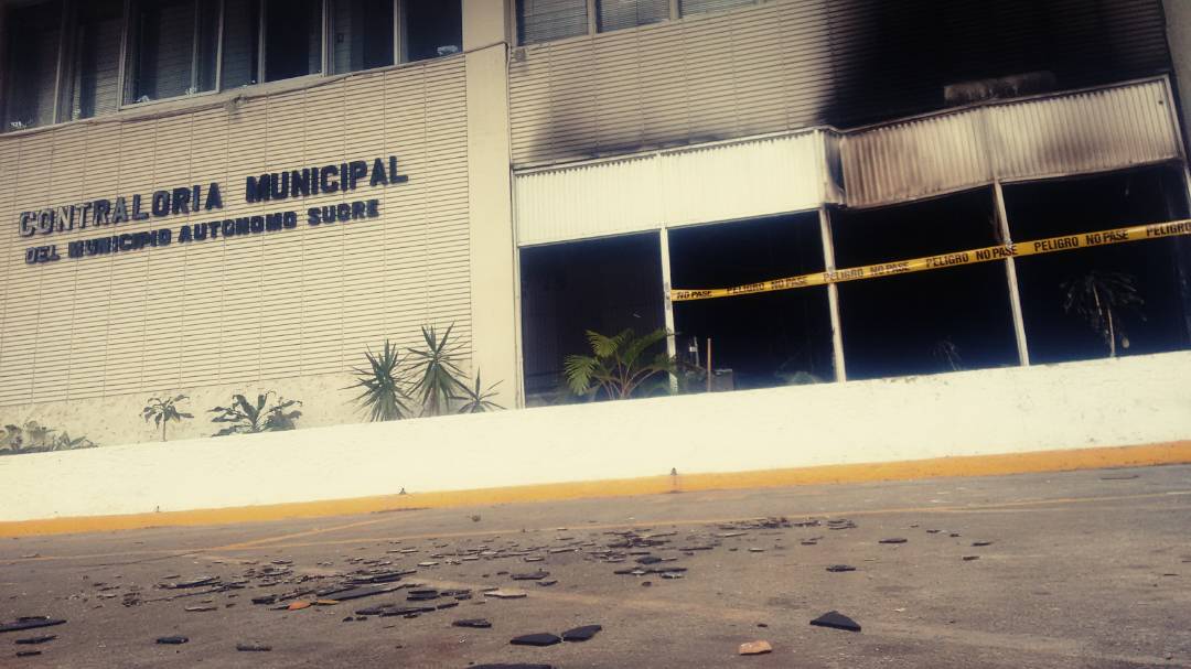 Robaron e incendiaron parte de la estructura de la Contraloría Municipal de Sucre