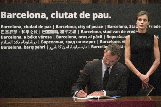 El rey Felipe de España firma un libro de condolencias junto a su esposa Letizia en el Ayuntamiento de Barcelona