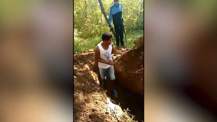 Guerra narco: Dos primos cavaron su propia fosa, los acribillaron, y quemaron (video fuerte)
