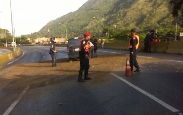 Combustible derramado en la autopista GMA // Foto @galindojorgemij 