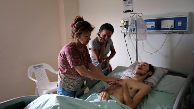 Yender Lorenzo, con su madre y una amiga de la familia, en el Hospital Erasmo Meoz, de Cúcuta - Álvaro Ybarra Zabala 
