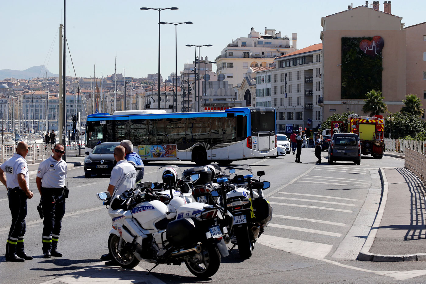 Un vehículo embiste dos paradas de autobús en Marsella, un muerto