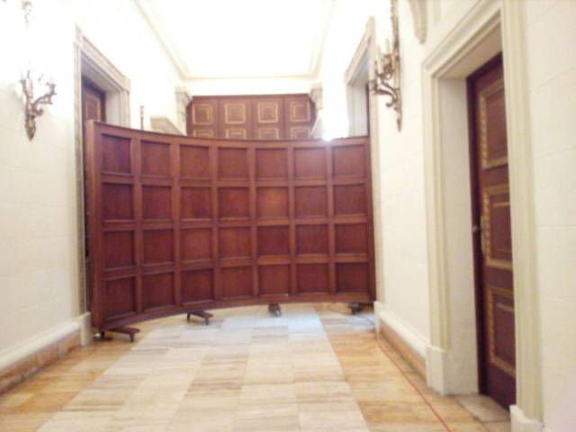 Un muro de madera impide entrada de diputados al salón protocolar de la AN / Foto: Efecto Cocuyo