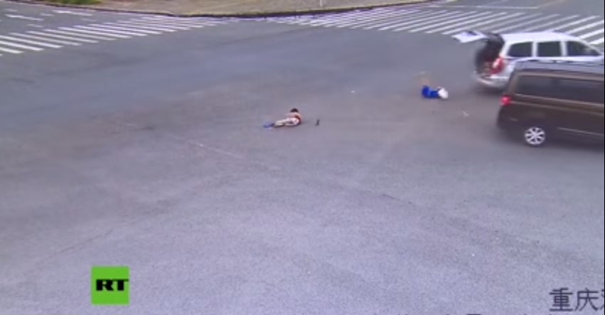 ¡OMG! Niños salen volando de carro tras accidente (Video fuerte)
