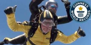 ¡WTF! Abuelo se lanza en paracaídas a los 101 años (Video)