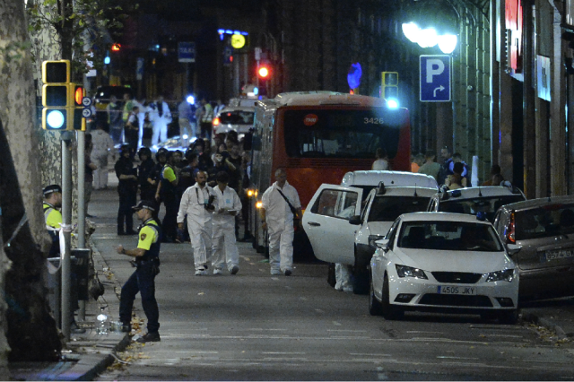 Los policías forenses llegan a la zona del atentado ocurrido este jueves en Barcelona. Infobae 