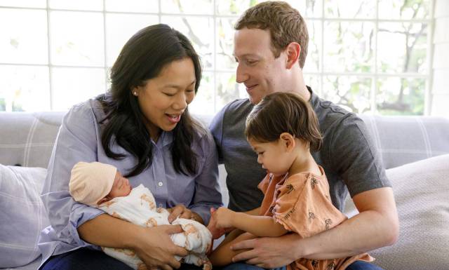 Priscilla y Marck Zuckerberg con su nueva hija, August, y Max. FACEBOOK
