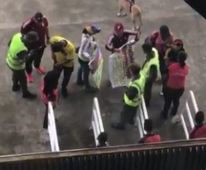 ¡Ay chamo!… Policías inspeccionan carteles a fanáticos antes de ingresar a Pueblo Nuevo (+video)