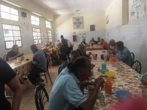 Abuelos del asilo La Providencia recibieron alimentos elaborados por la Fundación Sonrisas de Esperanza