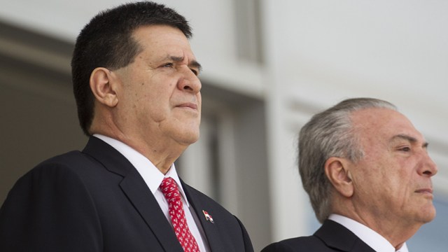 El presidente de Brasil, Michel Temer (d), recibe con honores militares al presidente de Paraguay, Horacio Cartes/EFE