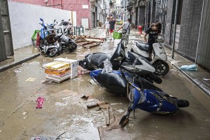 Tifón Hato deja al menos 16 muertos en China (Video)
