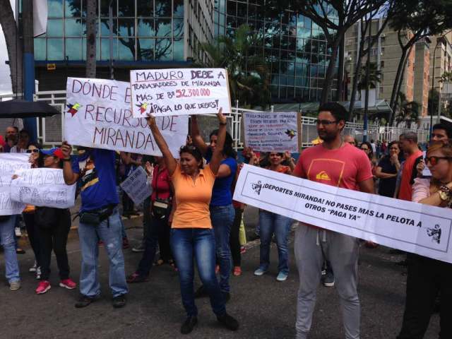 Foto: Protesta trabajadores Gob. Miranda. Av. Rómulo Gallegos, unicentro El Marqués /  @lirioperezpetit 