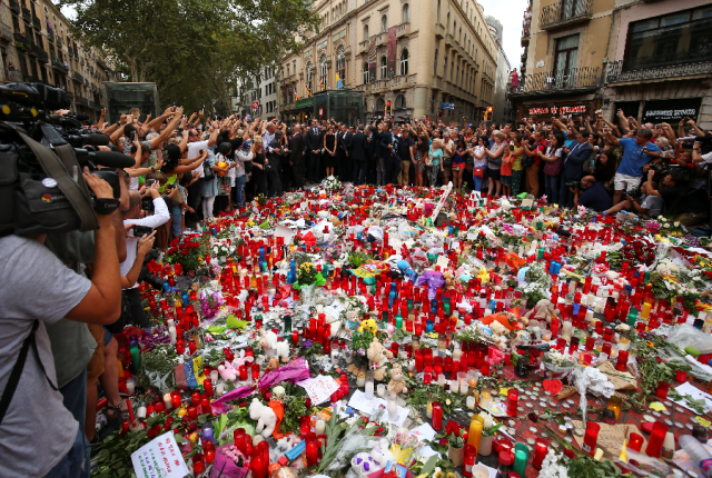 El rey Felipe de España y la reina Letizia rinden homenaje en el memorial improvisado donde una furgoneta atropelló a decenas de transeúntes en Las Ramblas, en Barcelona