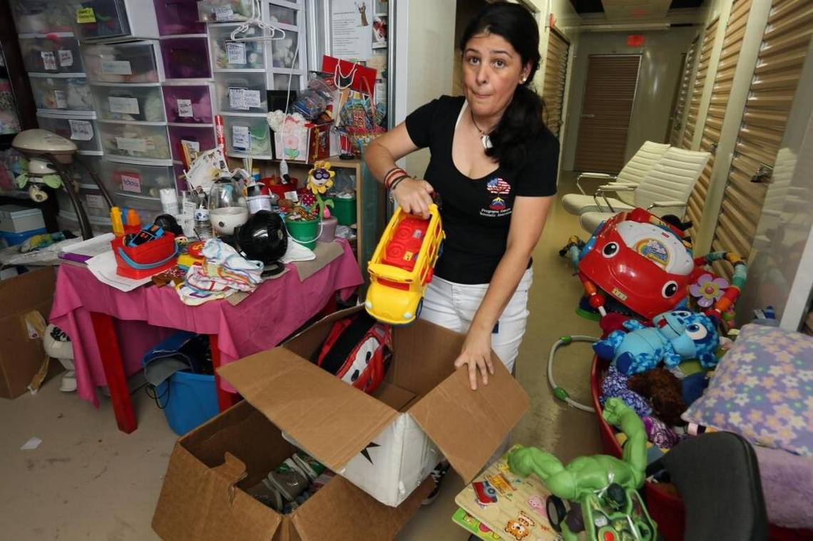 Jessica Astudilla, voluntaria de Venezuela Awareness, selecciona juguetes para ayuda. Roberto Koltun rkoltun@miamiherald.com