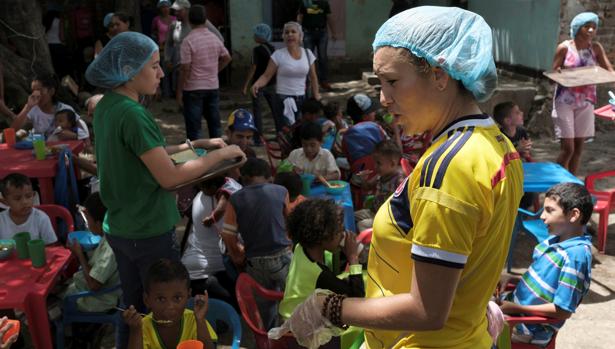 Voluntarios reparten comida a niños venezolanos en la ciudad colombiana de Cúcuta - ÁLVARO YBARRA ZAVALA