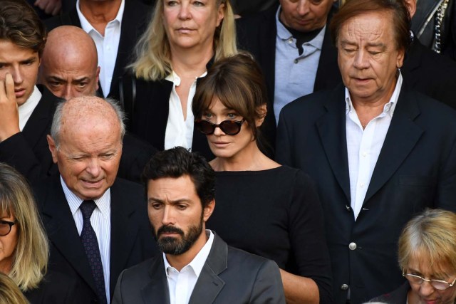 French singer and former first lady Carla Bruni (C) and guests leave the Saint-Sulpice church to attend the funeral of late actress Mireille Darc on September 1, 2017 in Paris. Mireille Darc died at age 79 on August 28, 2017, according to her family. / AFP PHOTO / Eric FEFERBERG