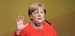 ¡Ay chamo! Le lanzaron par de tomates a Merkel durante un mitin en Alemania