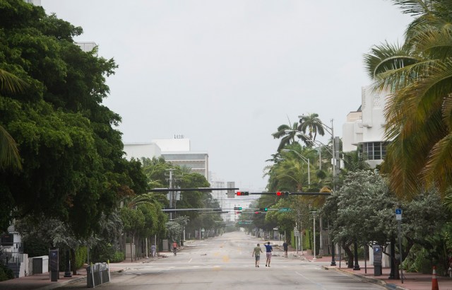 Las calles del Downtown de Miami están vacías mientras llegan los vientos y la lluvia del huracán Irma. / AFP PHOTO / SAUL LOEB