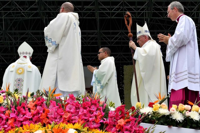 Pope Francis (2-R) walks to the altar to give mass at the Enrique Olaya Herrera airport in Medellin, Colombia, on September 9, 2017. Pope Francis visits the Colombian city of Medellin, former stronghold of the late drug baron Pablo Escobar, on the fourth day of a papal tour to promote peace. / AFP PHOTO / Alberto PIZZOLI
