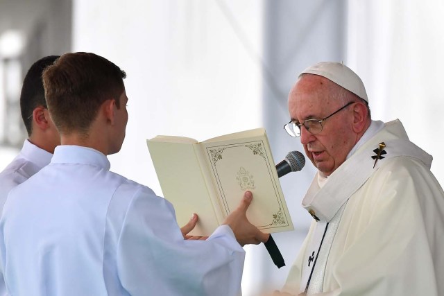 Pope Francis (R) gives mass at the Enrique Olaya Herrera airport in Medellin, Colombia, on September 9, 2017. Pope Francis visits the Colombian city of Medellin, former stronghold of the late drug baron Pablo Escobar, on the fourth day of a papal tour to promote peace. / AFP PHOTO / Alberto PIZZOLI