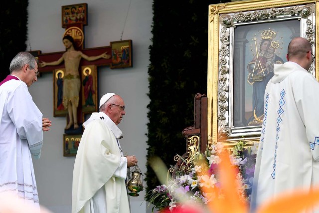 Pope Francis (C) gives mass at the Enrique Olaya Herrera airport in Medellin, Colombia, on September 9, 2017. Pope Francis visits the Colombian city of Medellin, former stronghold of the late drug baron Pablo Escobar, on the fourth day of a papal tour to promote peace. / AFP PHOTO / Alberto PIZZOLI