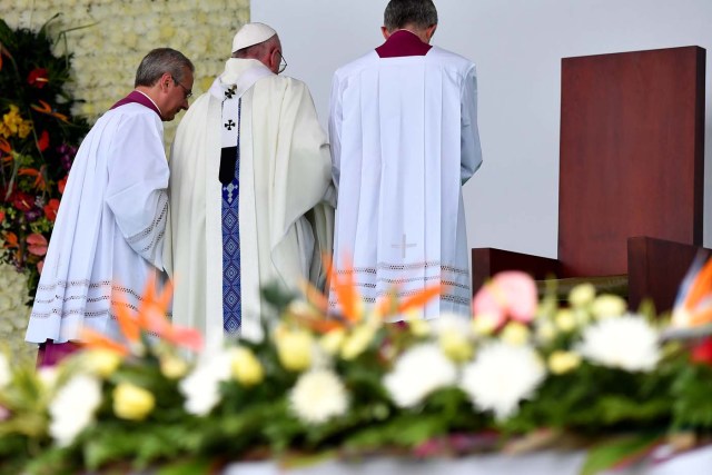 Pope Francis (C) gives mass at the Enrique Olaya Herrera airport in Medellin, Colombia, on September 9, 2017. Pope Francis visits the Colombian city of Medellin, former stronghold of the late drug baron Pablo Escobar, on the fourth day of a papal tour to promote peace. / AFP PHOTO / Alberto PIZZOLI