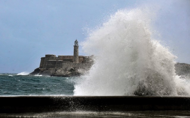 Una fuerte ola rompe en el Malecón de La Habana. AFP PHOTO / YAMIL LAGE