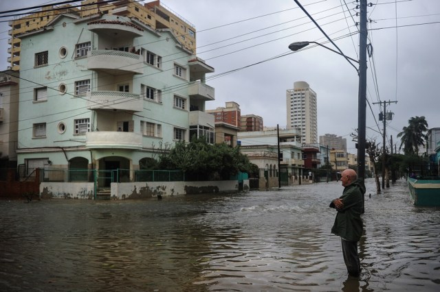 Calles cercanas a las costas cubanas inundadas por el huracán Irma. / AFP PHOTO / YAMIL LAGE